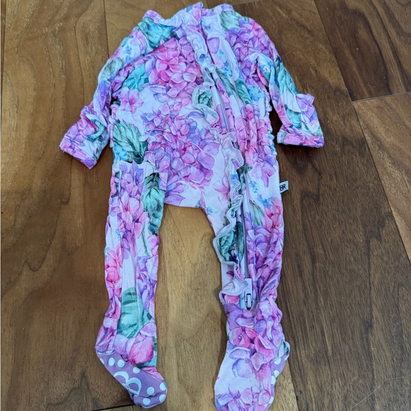 Bums & Roses Ruffle Footie - Picture 1 of 3